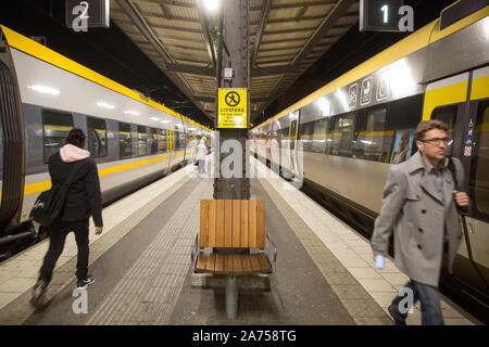 Göteborg, Schweden. 23 Okt, 2019. Passagiere gehen zwischen den Zügen auf dem Göteborger Hauptbahnhof. Die Station dient 27 Millionen Passagieren pro Jahr und ist damit der zweitgrößte Bahnhof in Schweden. Credit: Karol Serewis/SOPA Images/ZUMA Draht/Alamy leben Nachrichten Stockfoto