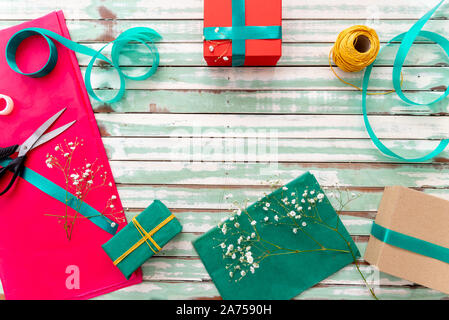 Geschenke auf einem rustikalen Tisch mit einem leeren copyspace Stockfoto