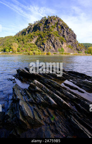 Gefährliche Felsen ragen in den Rhein an den Felsen der Loreley, Rhein, Deutschland Stockfoto