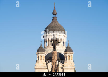 Cluj Napoca, Rumänien - 24 Okt, 2019: Statue von Avram Lancuand die Orthodoxe Kathedrale von Cluj Napoca, Rumänien. Stockfoto