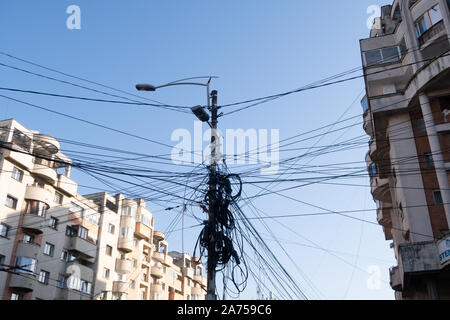 Cluj Napoca, Rumänien - 24 Okt, 2019: Messy elektrische Leitungen in Cluj-Napoca, Rumänien. Stockfoto