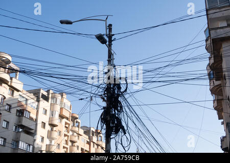 Cluj Napoca, Rumänien - 24 Okt, 2019: Messy elektrische Leitungen in Cluj-Napoca, Rumänien. Stockfoto