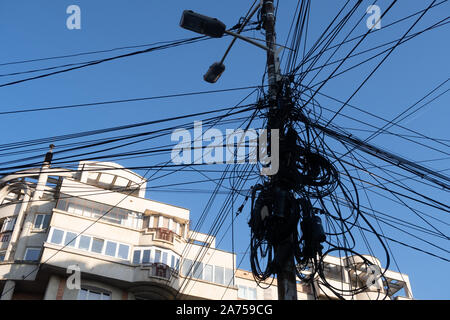 Cluj Napoca, Rumänien - 24 Okt, 2019: Messy elektrische Leitungen in Cluj-Napoca, Rumänien. Stockfoto