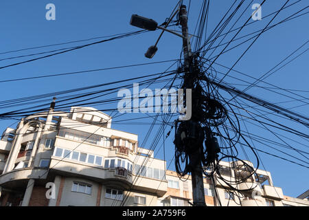 Cluj Napoca, Rumänien - 24 Okt, 2019: Messy elektrische Leitungen in Cluj-Napoca, Rumänien. Stockfoto