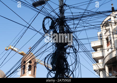 Cluj Napoca, Rumänien - 24 Okt, 2019: Messy elektrische Leitungen in Cluj-Napoca, Rumänien. Stockfoto