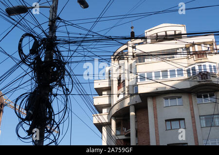 Cluj Napoca, Rumänien - 24 Okt, 2019: Messy elektrische Leitungen in Cluj-Napoca, Rumänien. Stockfoto