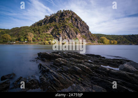 Gefährliche Felsen ragen in den Rhein an den Felsen der Loreley, Rhein, Deutschland Stockfoto