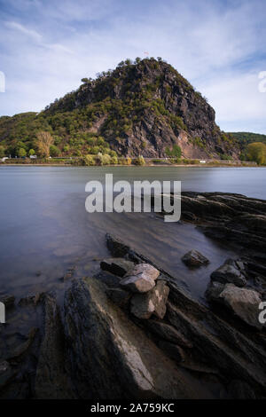 Gefährliche Felsen ragen in den Rhein an den Felsen der Loreley, Rhein, Deutschland Stockfoto