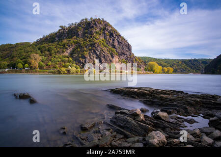 Gefährliche Felsen ragen in den Rhein an den Felsen der Loreley, Rhein, Deutschland Stockfoto