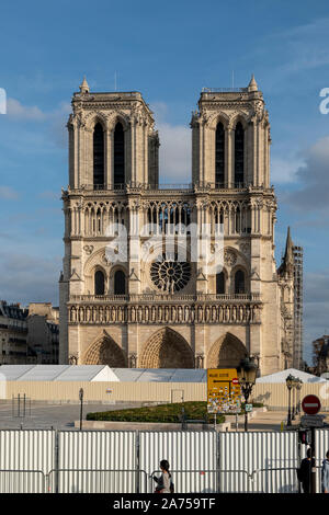 Die Kathedrale von Notre Dame de Paris nach dem verheerenden Brand von April 2019 für Touristen Wegen der Sanierung des Königsbaus blockiert. Stockfoto