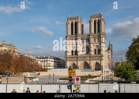 Die Kathedrale von Notre Dame de Paris nach dem verheerenden Brand von April 2019 für Touristen Wegen der Sanierung des Königsbaus blockiert. Stockfoto