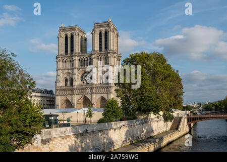 Die Kathedrale von Notre Dame de Paris nach dem verheerenden Brand von April 2019 für Touristen Wegen der Sanierung des Königsbaus blockiert. Stockfoto