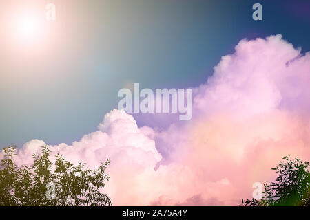 Ungewöhnlich bunte Wolken gegen den Himmel. Einzigartige natürliche Beleuchtung. Natürliche Hintergrund. Stockfoto
