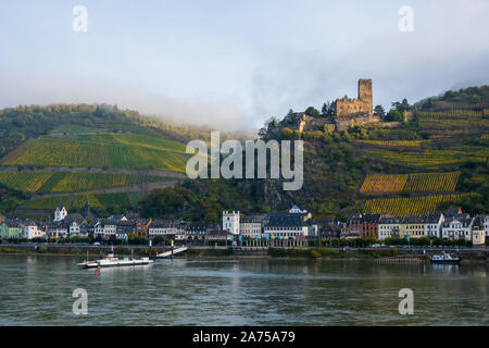 Kaub mit Schloss Gutenfels im frühen Morgennebel im Herbst, Rheintal, Deutschland Stockfoto
