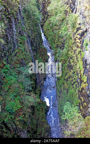 Ein Blick auf die Schlucht Corrieshalloch Box Canyon von der Hängebrücke in der Nähe von Braemore, Wester Ross, Schottland, Großbritannien, Europa. Stockfoto