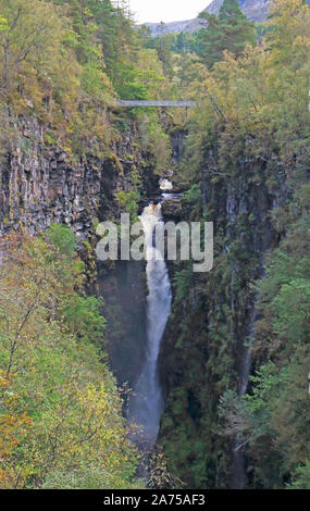 Ein Blick von der Aussichtsplattform des Corrieshalloch Gorge und die Wasserfälle von Measach in der Nähe von Braemore, Wester Ross, Schottland, Großbritannien, Europa. Stockfoto