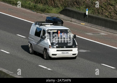 R 184 KPN Volkswagen VW Camper van ehicle Reisen auf der Autobahn M6 in der Nähe von Preston in Lancashire, Großbritannien Stockfoto