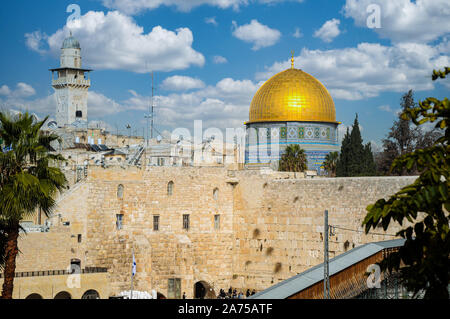 Die westliche Wand durch den Felsendom in Jerusalem dominiert Stockfoto