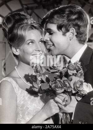 Thomas Fritsch, deutscher Wis mit Filmpartnerin Alexandra Stewart in dem Film "Das große Liebesspiel", Deutschland 1963. Deutsche Schauspieler Thomas Fritsch mit seinem Film partner Alexandra Stewart, Deutschland 1963. Stockfoto