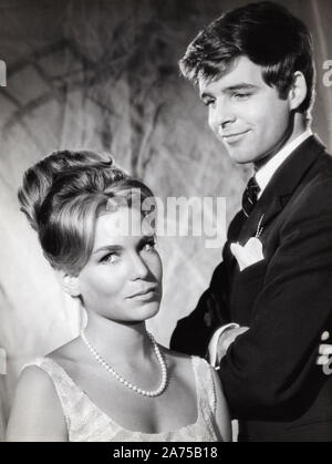 Thomas Fritsch, deutscher Wis mit Filmpartnerin Alexandra Stewart in dem Film "Das große Liebesspiel", Deutschland 1963. Deutsche Schauspieler Thomas Fritsch mit seinem Film partner Alexandra Stewart, Deutschland 1963. Stockfoto