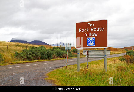 Ein straßenschild in Assynt in der nord-westlichen schottischen Highlands angibt, die in der Route im Geopark, Schottland, Großbritannien, Europa zu folgen. Stockfoto
