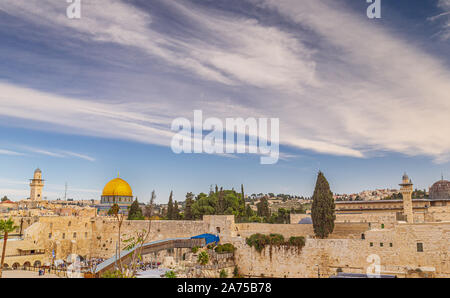 Die westliche Wand durch den Felsendom in Jerusalem dominiert Stockfoto