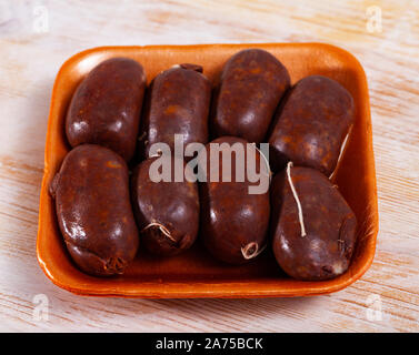 Traditionelle spanische Darm-förmige Blutwurst morcilla auf Kunststoff Fach Stockfoto