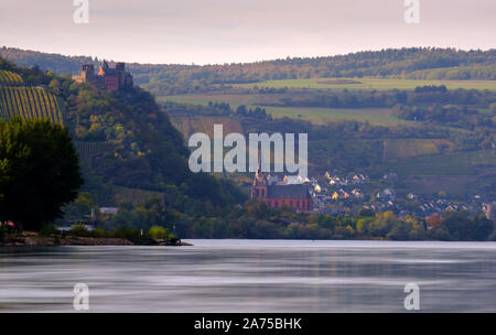 Rheinische Stadt Oberwesel am Fuße der Burg Schönburg im Herbst Stockfoto