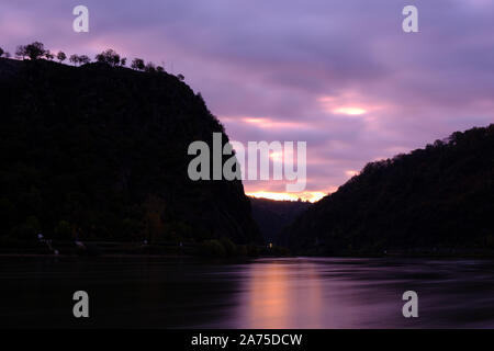 Loreley-Felsen bei Sonnenaufgang, Rhein, Deutschland Stockfoto