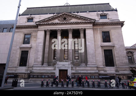 London, UK, 19. März 2018: Menschen am Eingang des geologischen Museums in London, eine der ältesten einzelne Wissenschaft Museen der Welt Stockfoto