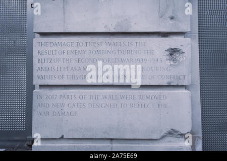 London, UK, 19. März 2018: Nahaufnahme von Schäden an den Wänden von Victoria und Albert Museum, während der Blitz des Zweiten Weltkriegs 1939-1945 erlitten. Stockfoto