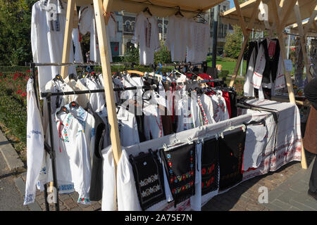 Cluj Napoca, Rumänien - 27 Okt, 2019: Volkskunst in der Avram Iancu Square Cluj Napoca, Rumänien. Stockfoto