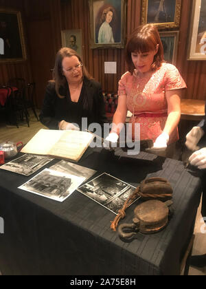 Mairead Delaney (links), Archivar an Abbey Theatre in Dublin, zeigt Minister für Kultur Josefa Madigan einige der Artefakte auf Anzeige am Theater der Stadt. Die Regierung abgesegnet, die nächste Phase der des Theaters von mehreren Millionen Euro Sanierung. Stockfoto