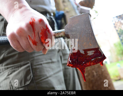 Faustkeil tropfte mit Blut Stockfoto