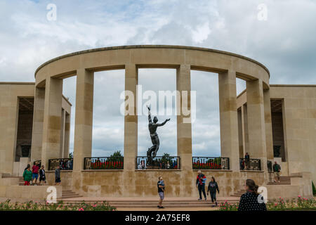 Colleville-sur-Mer, Calvados, Normandie/Frankreich - 16. August 2019: Die Statue "Geist der amerikanischen Jugend" an der Amerikanischen Friedhof in Omaha Beach i Stockfoto