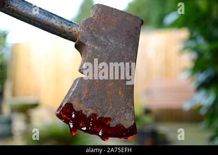 Faustkeil tropfte mit Blut Stockfoto