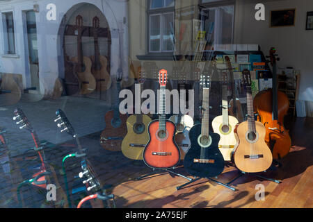 Cluj Napoca, Rumänien - 27 Okt, 2019: Klassische Gitarren in einem Geschäft in Cluj Napoca, Rumänien. Stockfoto