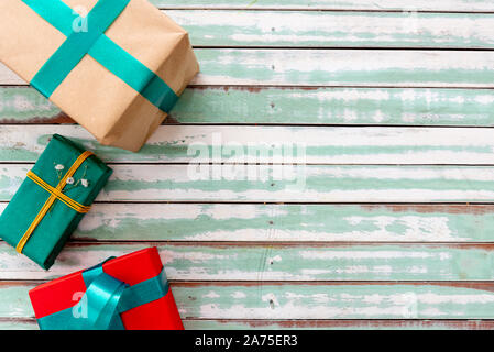 Geschenke auf einem rustikalen Tisch mit einem leeren copyspace Stockfoto