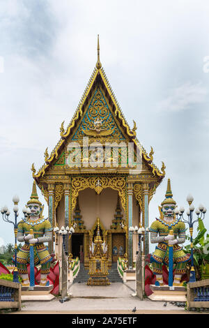 Ko Samui, Thailand - 18. März 2019: Wat Laem Suwannaram chinesischen buddhistischen Tempel. Eingang zum Wat Plai Laem Schrein mit zwei dwarapalaka Statuen Stockfoto