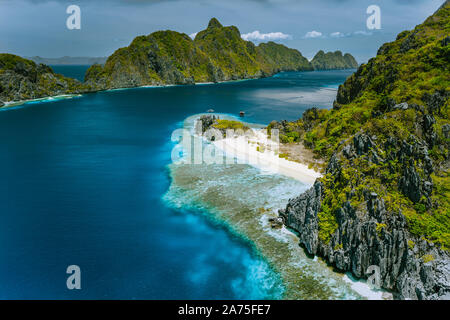 Kalkstein Karst Klippen von Matinloc und Tapuitan Inseln und Meerengen zwischen auf Palawan, Philippinen Stockfoto