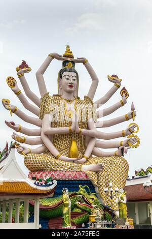 Ko Samui, Thailand - 18. März 2019: Wat Laem Suwannaram chinesischen buddhistischen Tempel. Nahaufnahme des riesigen Guan Yin Göttin Statue mit 18 Arme towerin Stockfoto