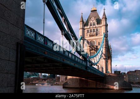 Seitliche Sicht auf das majestätische Tower Bridge, einem ikonischen Wahrzeichen von London, im warmen Abendlicht. Stockfoto