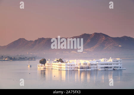 Indien, Rajasthan, Udaipur, Lake Pichola und Lake Palace Stockfoto