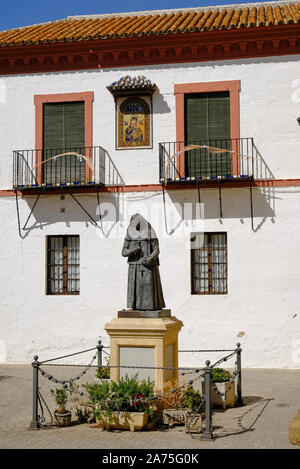 Statue des Hl. Angela de la Cruz außerhalb der Kathedrale Santa Maria in Carmona, Provinz Sevilla, Andalusien, Spanien Stockfoto