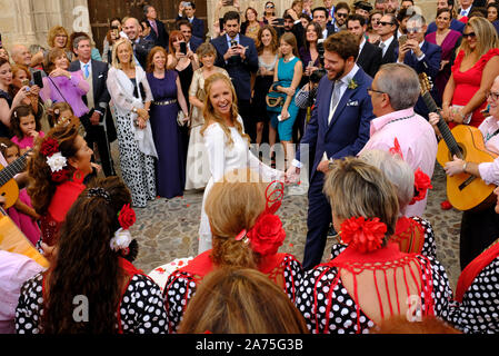 Hochzeit feiern außerhalb der Concatedral de Santa María de Cáceres. Cáceres, Extremadura, Spanien Stockfoto