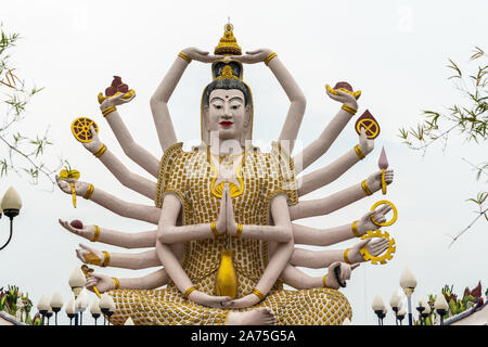 Ko Samui, Thailand - 18. März 2019: Wat Laem Suwannaram chinesischen buddhistischen Tempel. Nahaufnahme des riesigen Guan Yin Göttin Statue mit 18 Waffen, nothin Stockfoto