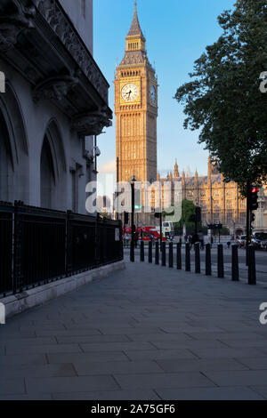 Haus der Parlament Big Ben in London Vereinigtes Königreich 2019 mit blauem Himmel Stockfoto