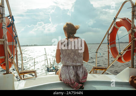 Rot Rettungsring auf dem Schiff im tropischen Meer Stockfoto