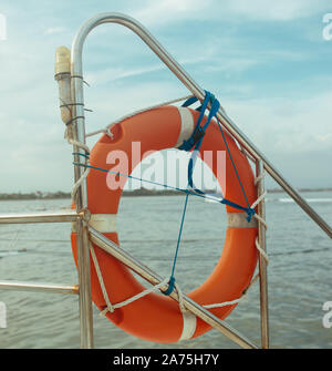 Rot Rettungsring auf dem Schiff im tropischen Meer Stockfoto