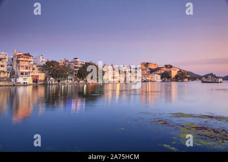 Indien, Rajasthan, Udaipur, Blick auf Lal Ghat und City Palace Complex Stockfoto